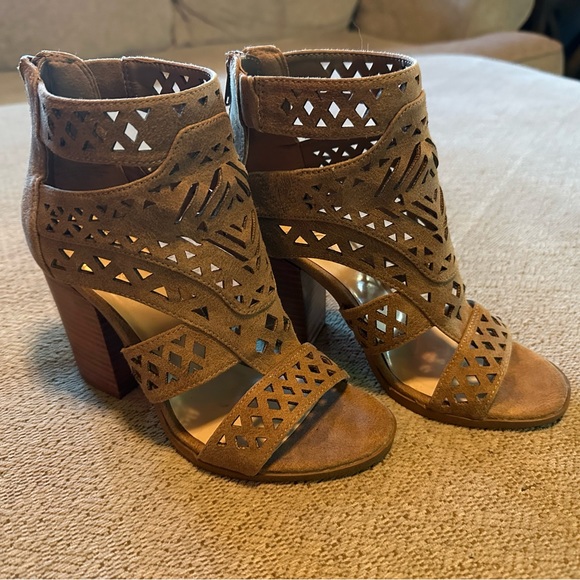 Fergie Tan Heels! Size 6
